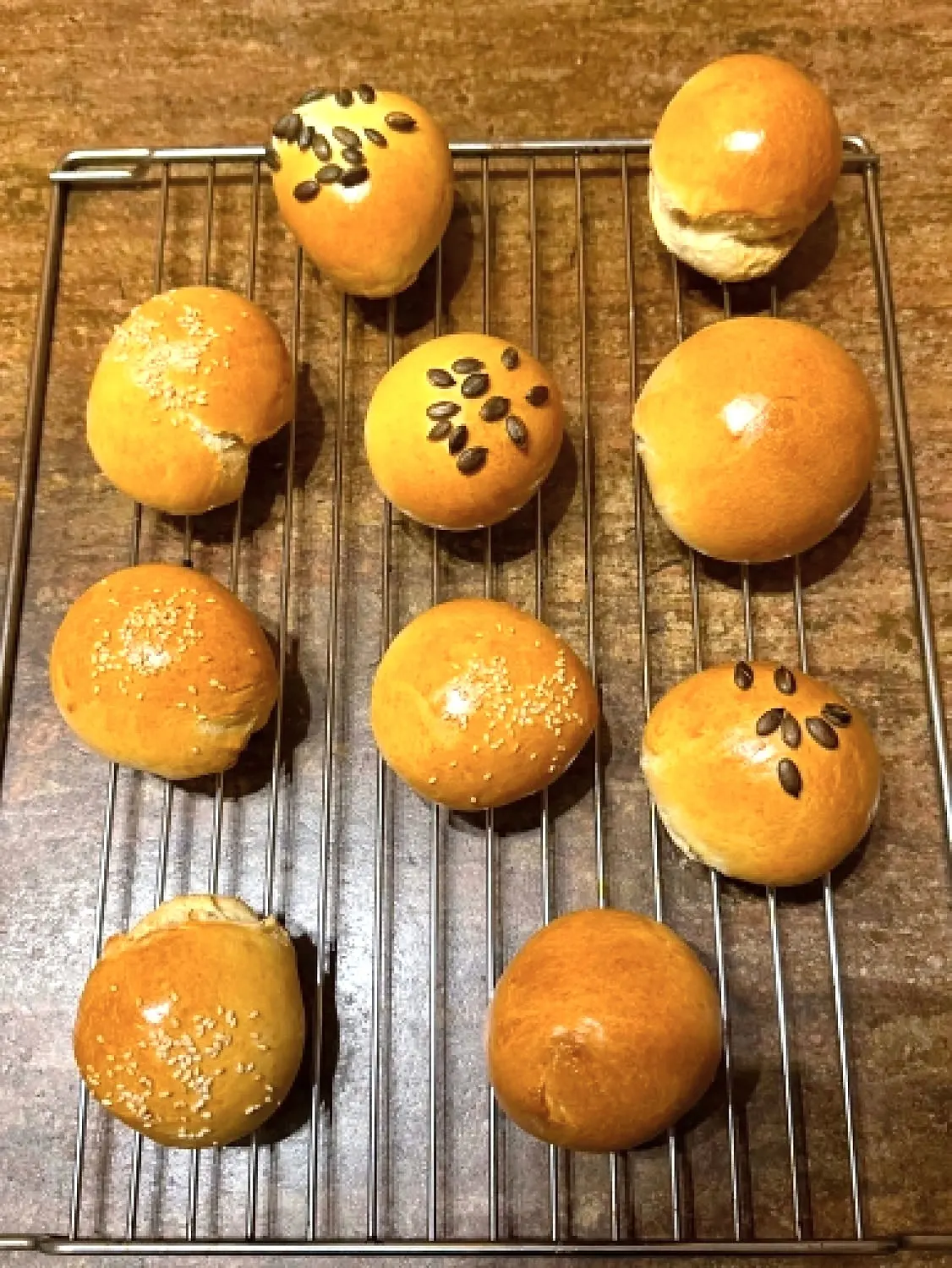 Petits pains briochés au sésame et au pavot sur une grille