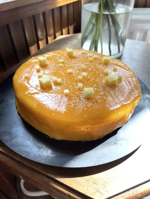Entremets rond au glaçage miroir mangue-passion
