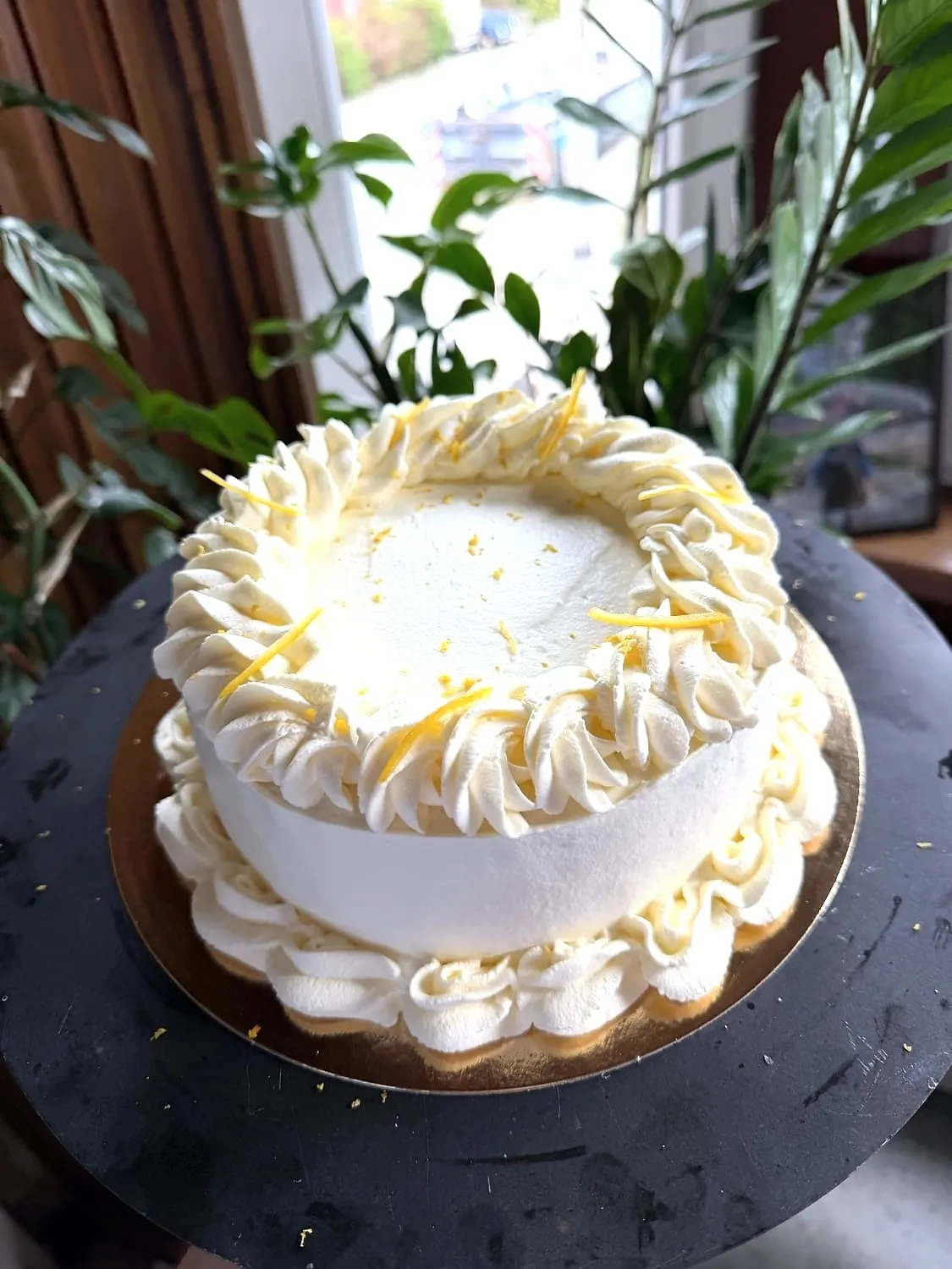 Gâteau rond au crémeux citron, couronne de chantilly mascarpone et zestes de citron
