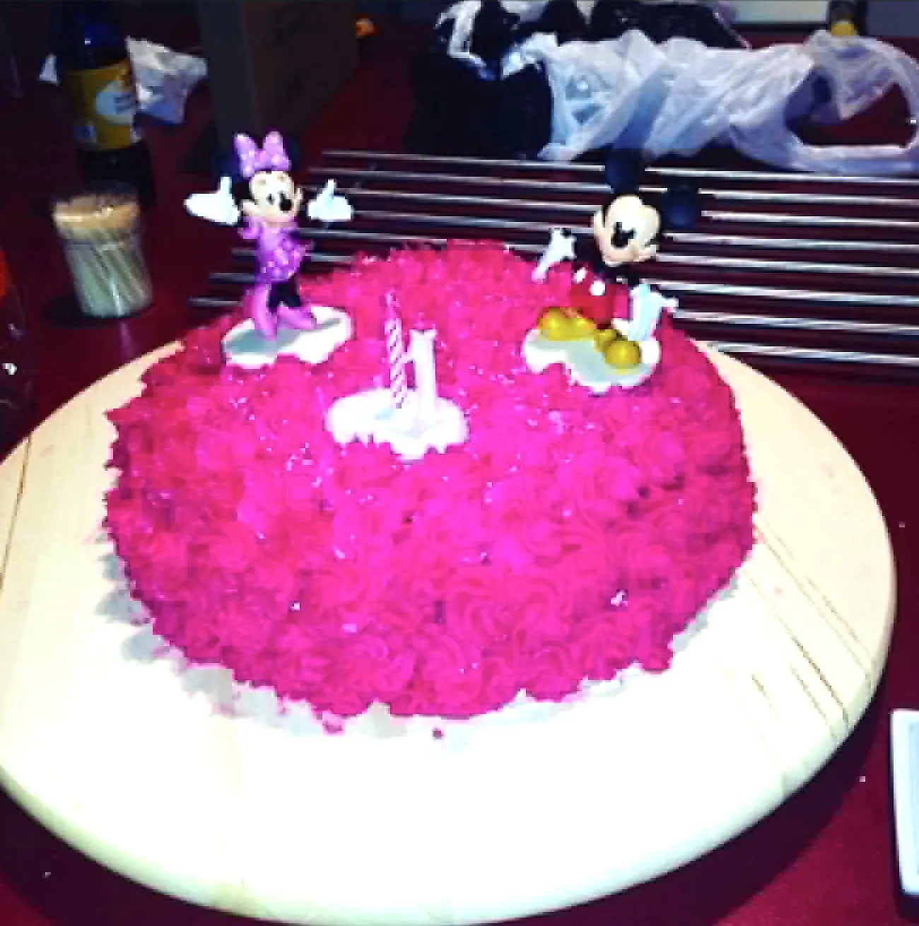 Gâteau d'anniversaire rose vif entièrement piqué à la douille avec figurines