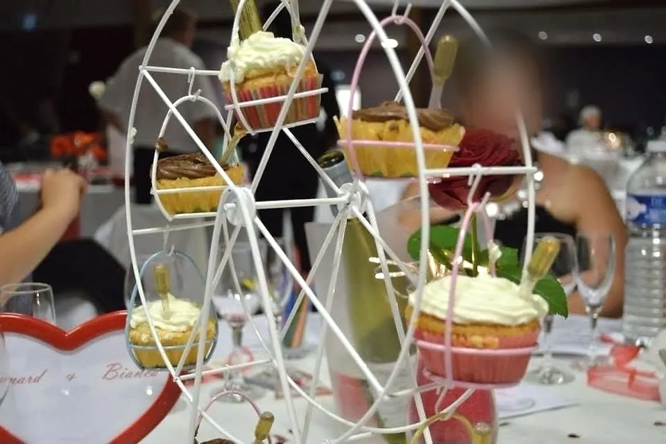 Présentoir en forme de grande roue garni de cupcakes