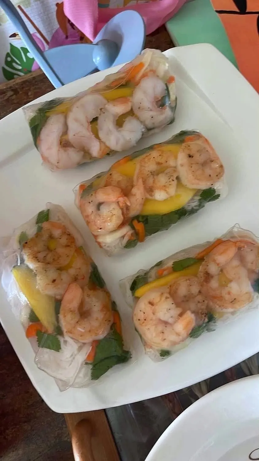 Rouleaux de printemps aux crevettes, mangue et herbes fraîches