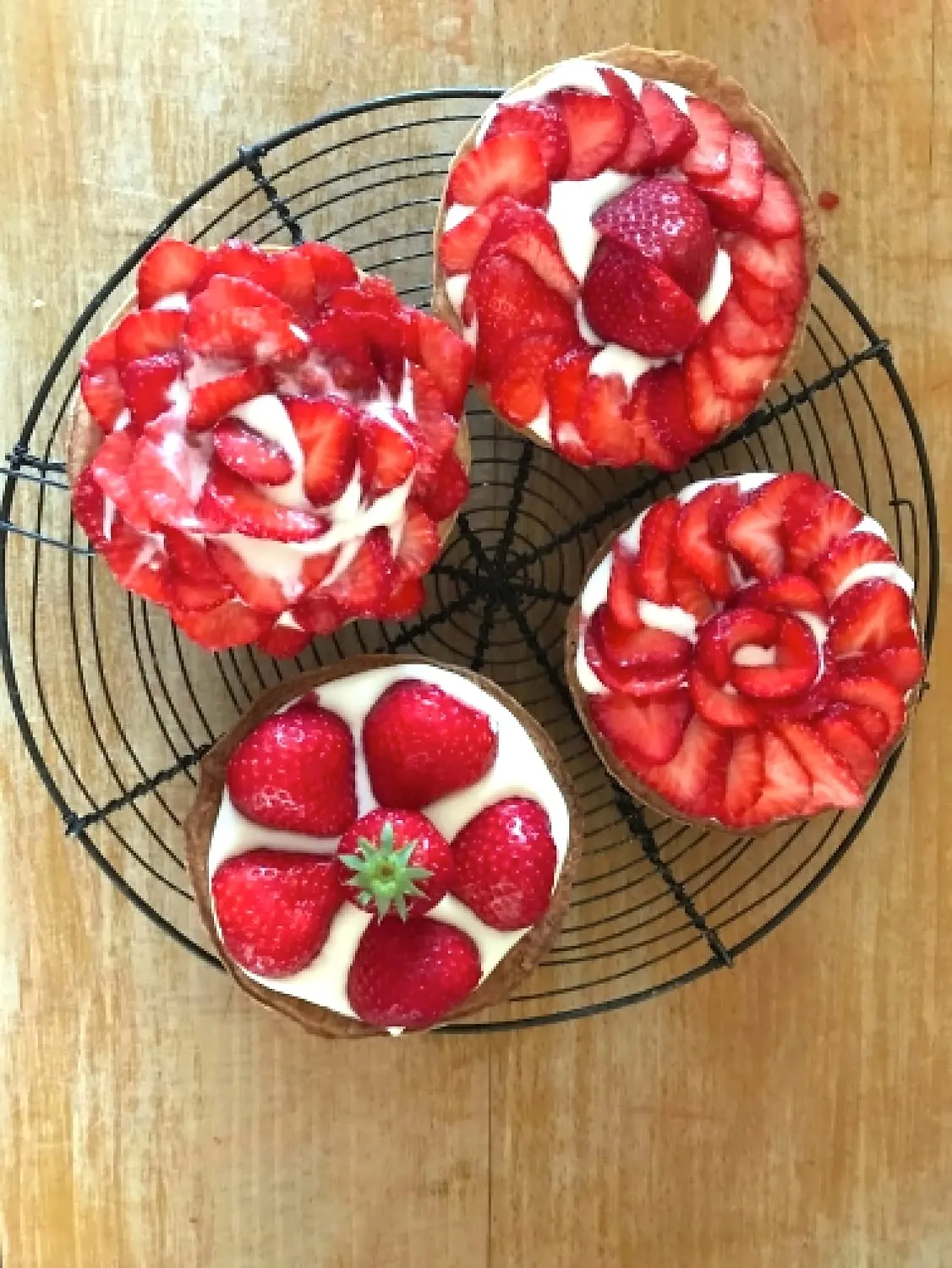 Tartelettes aux fraises fraîches posées sur une grille